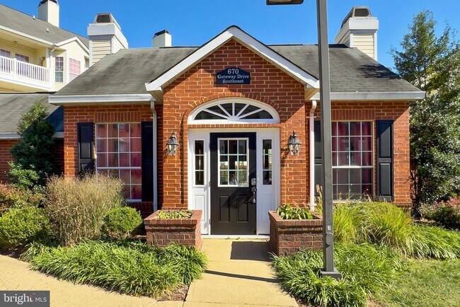 Building Photo - 674 Gateway Dr SE