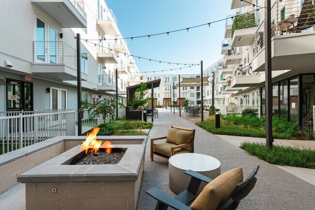 Building Photo - 5820 1/2 Cameron Road-SI FL2-ID1303392P