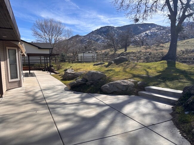 Building Photo - Beautiful Stallion Springs Home With A View!