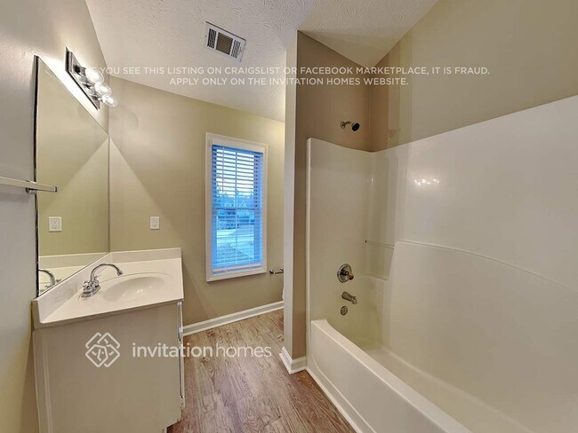 Building Photo - 2825 Maple Vista Ln SW