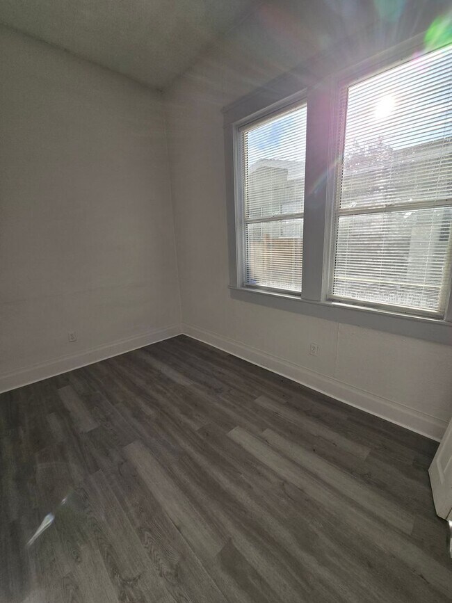 Building Photo - SPACIOUS 3 BEDROOM 1.5 BATHROOM APARTMENT ...