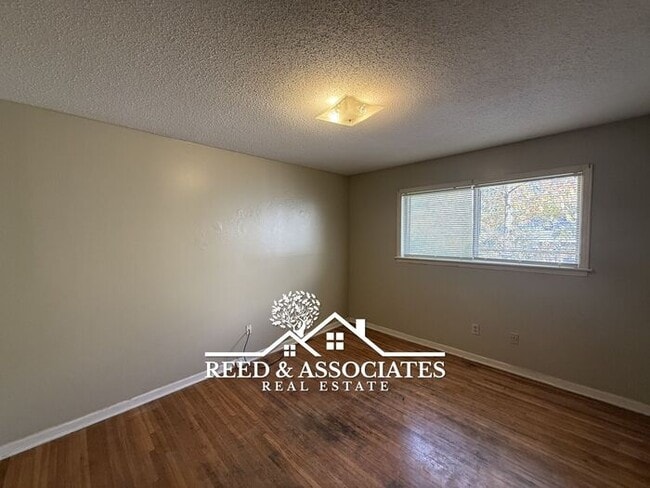 Building Photo - 2-Story Duplex Located Near UofM!