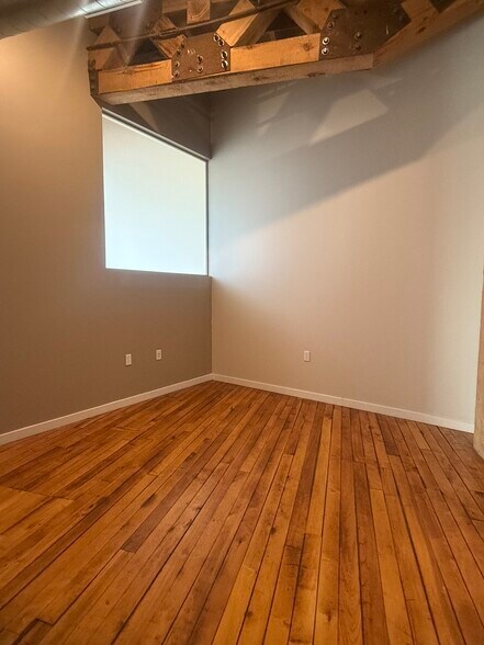 Building Photo - 146 S River Ave