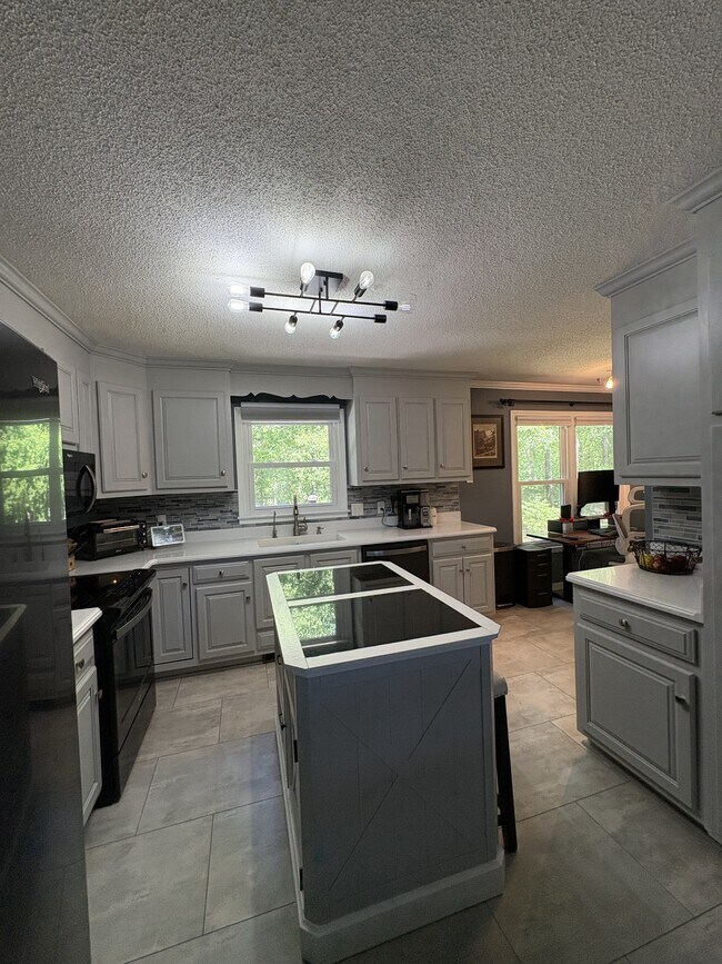 Building Photo - 321 N Valley View Dr