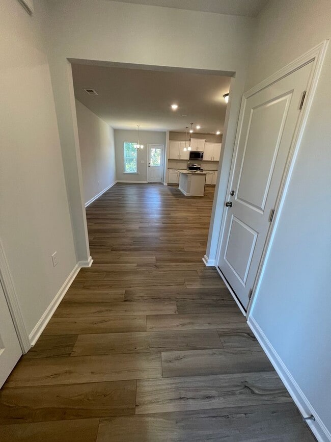 Building Photo - Charming 3 Bedroom Home Located in Raleigh