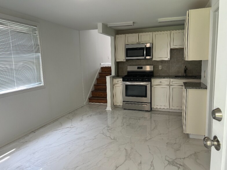 Building Photo - 126 Fronefield Ave