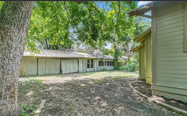 Building Photo - 1605 S Elm St