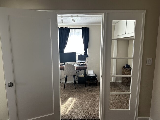 Building Photo - 338 S F St