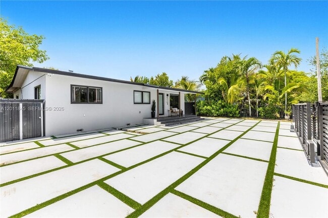 Building Photo - 8310 SW 45th St