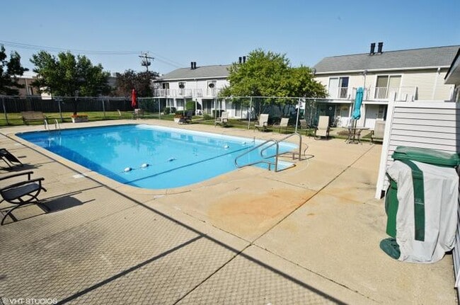 Building Photo - 520 Meadow Green Ln