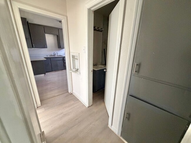 Building Photo - 2 bed home for rent