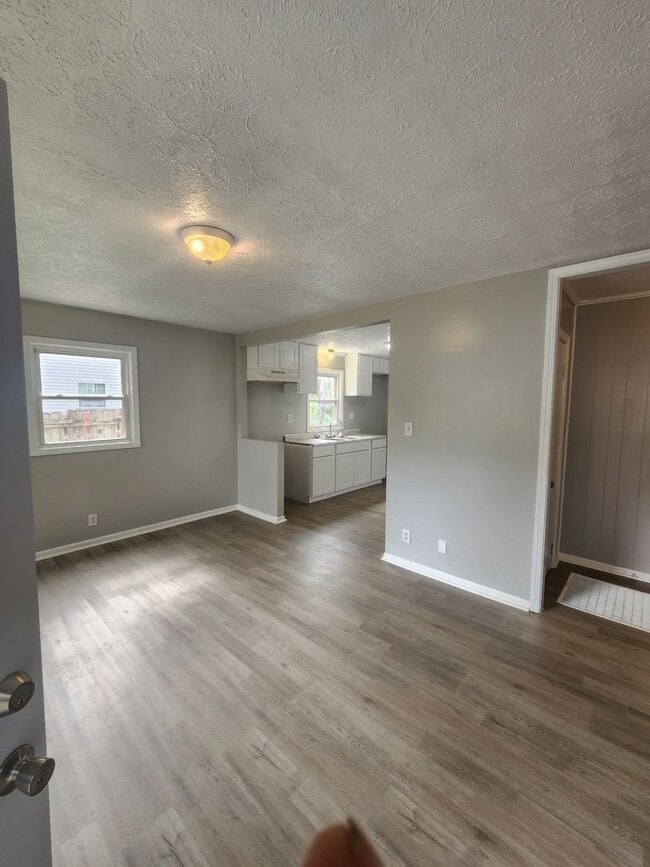 Building Photo - Newly Updated Three Bedroom Single Family ...