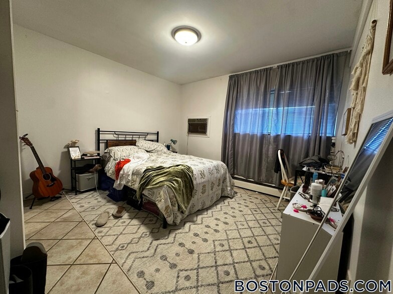 Building Photo - 140 Kenrick St