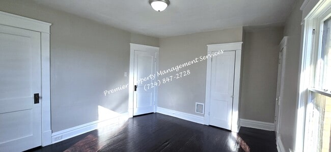 Building Photo - 922 Winslow Ave