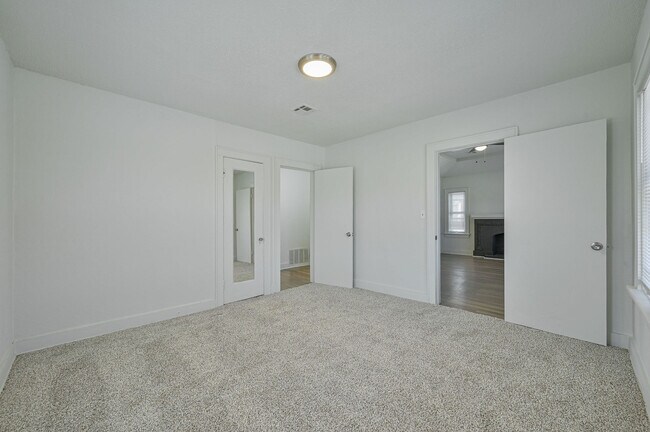 Building Photo - 2209 N Bath Ave