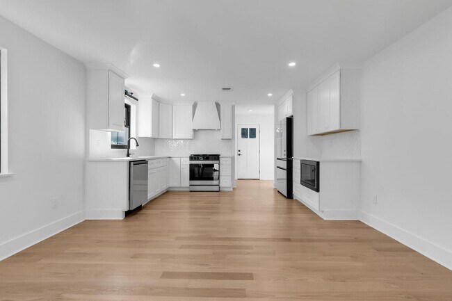 Building Photo - 516 River Rd