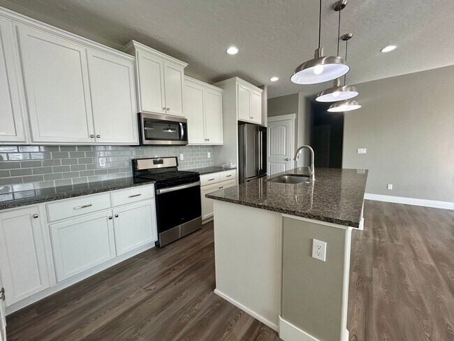 Building Photo - Luxury 3 Bedroom, 2 Bath Home with Granite Kitchen & Fenced Yard