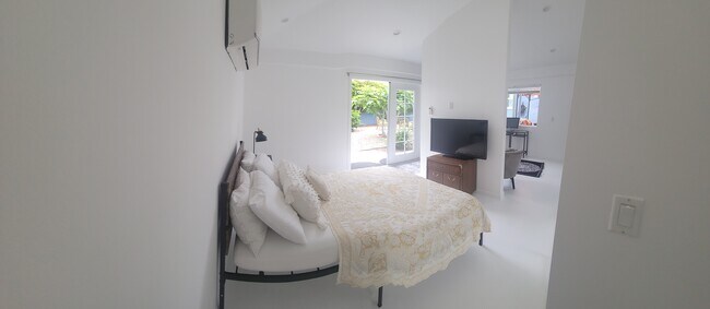 Wake up to birds chirping - 4074 Tivoli Ave