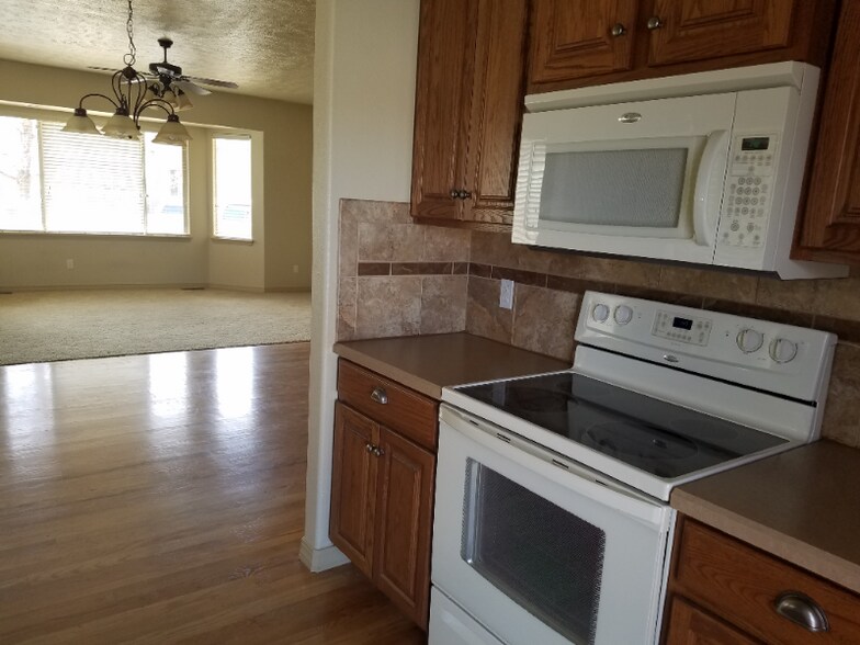 Building Photo - 725 Woodridge Court