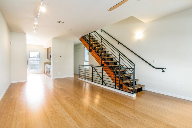 Building Photo - Beautiful Emeryville Townhouse!