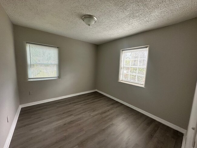 Building Photo - NEWLY RENOVATED 3 bed/2 bath!