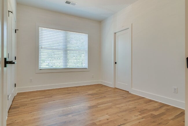 Building Photo - Amazing 3 bed 2.5 w/fenced yard. 10 min fr...