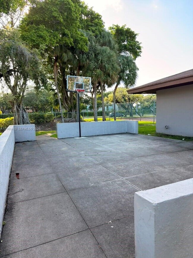 Building Photo - 10835 SW 112th Ave