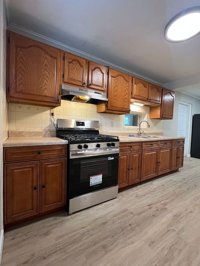 Building Photo - Spacious and Freshly Remodeled in Ritenour...