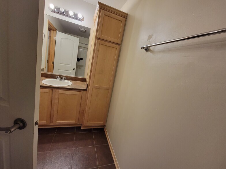 Building Photo - 2900 SE Glenstone Dr