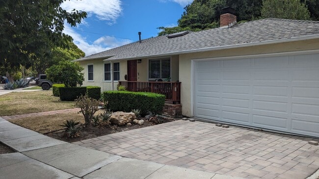 Building Photo - Inviting 3-Bed/2-Bath Home - Menlo Park