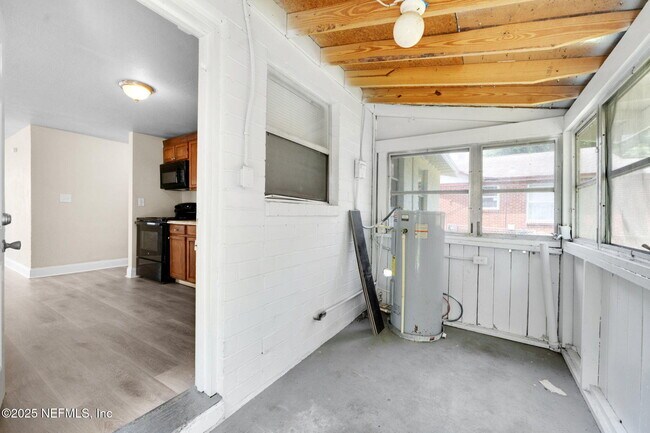 Building Photo - 1321 W 12th St