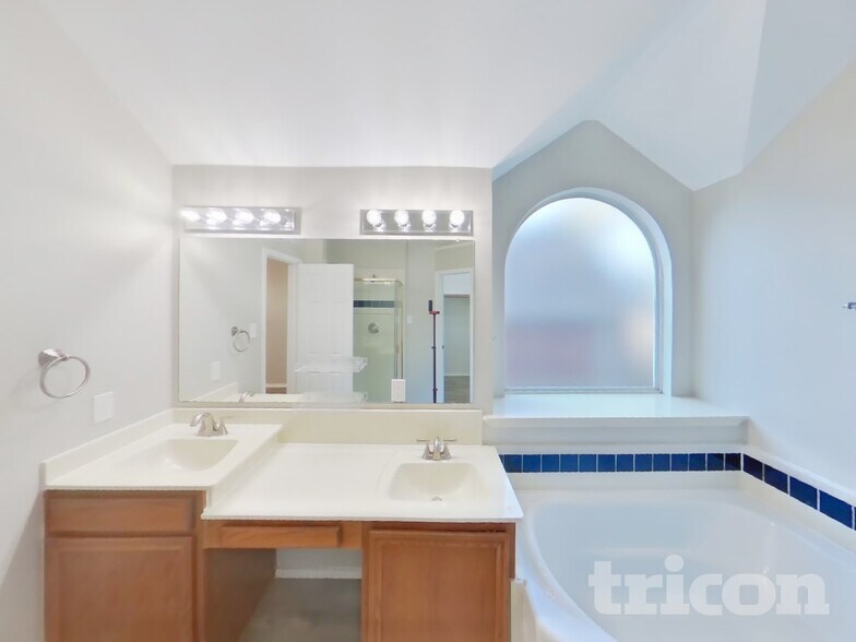 Building Photo - 2075 Crestlake Dr