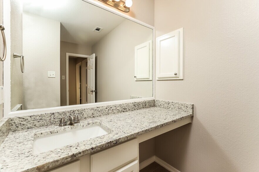 Building Photo - 2125 Warwick Pl