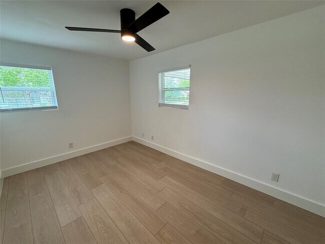 Building Photo - 5805 N Hampton Dr