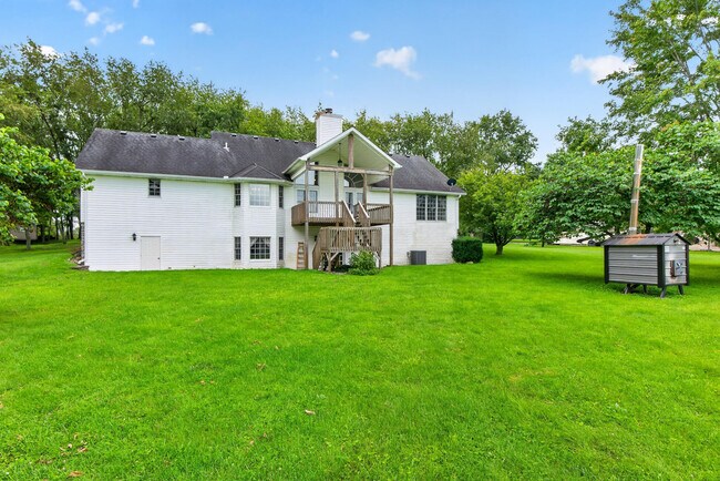 Building Photo - 133 Foxtail Dr