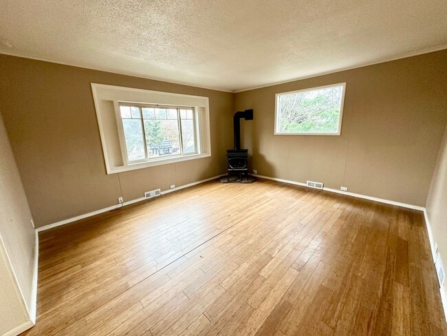 Building Photo - Inviting 3 Bed, 1 Bath Home in Roslyn, Whe...