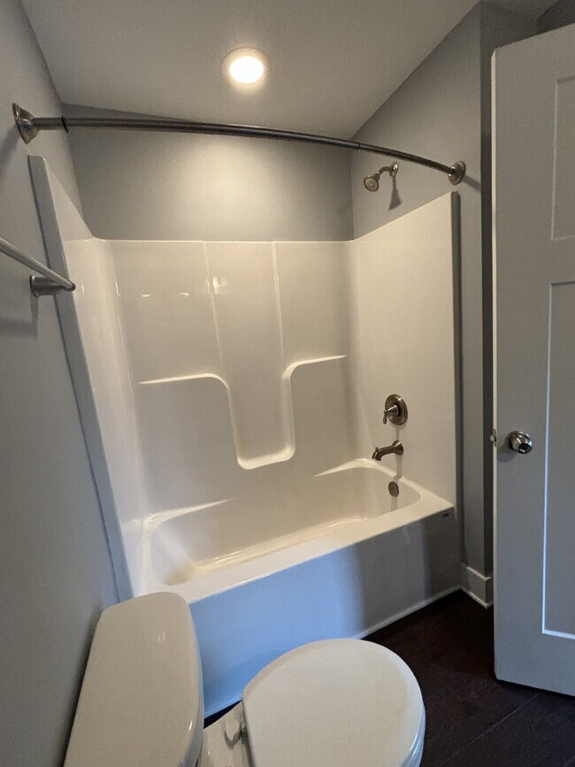 Building Photo - $500 Discount 1st month - 3 bedrooms/2.5 b...