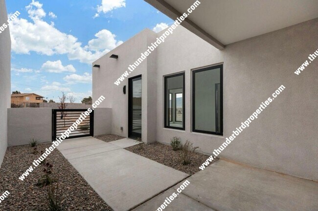Building Photo - Living on top of the world in Corrales!!!! Look at these views!!!!