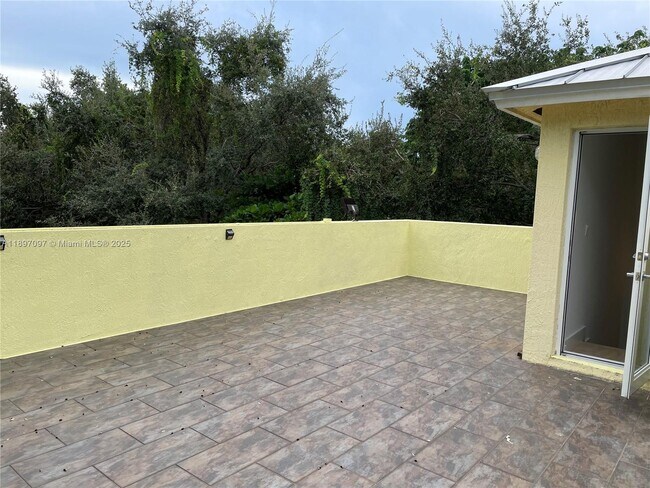 Building Photo - 2845 Coconut Ave