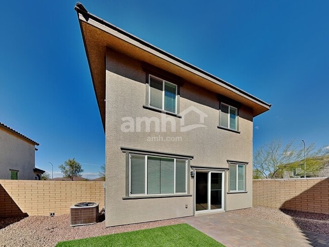 Building Photo - 696 N Water St