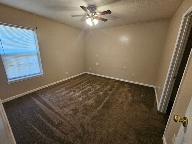 Building Photo - 107 Lively Oaks Dr