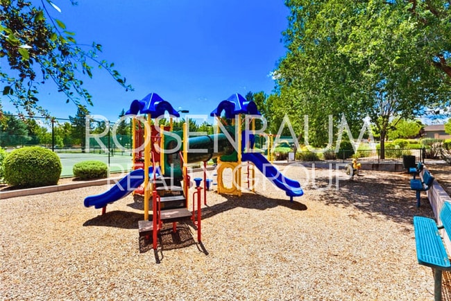 Building Photo - Gorgeous 3-bedrooms, 2-baths home in the b...