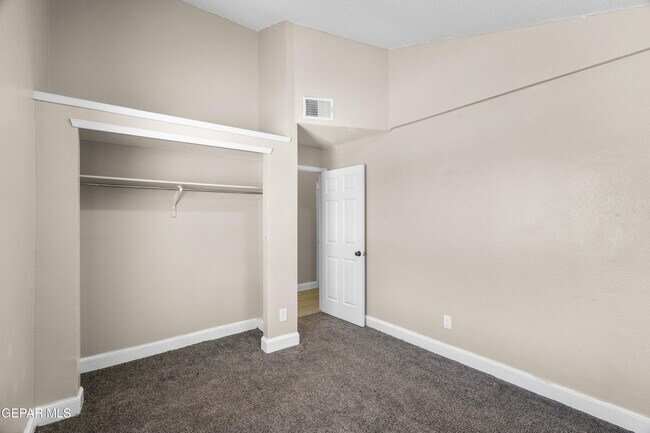 Building Photo - 450 Sunrise Hills Dr