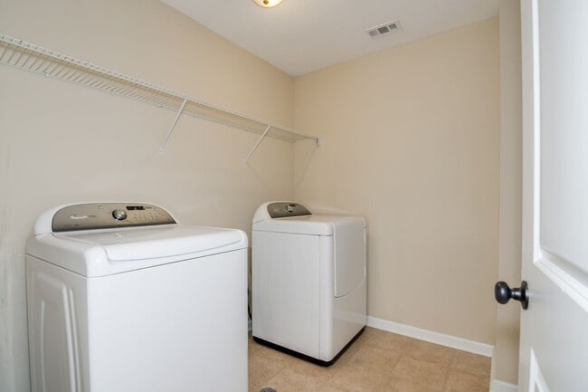 Building Photo - Canterbury Farms - 4 Bed 2.5 Bath