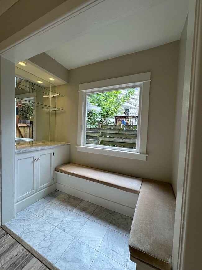 Building Photo - Warm & cozy 5 bed 2.5 bath home in the hea...