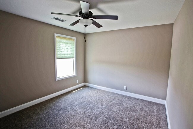 Building Photo - Fantastic 3 Bedroom Near Downtown!