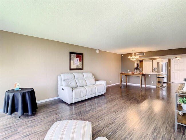 Building Photo - 7400 Sun Island Dr S