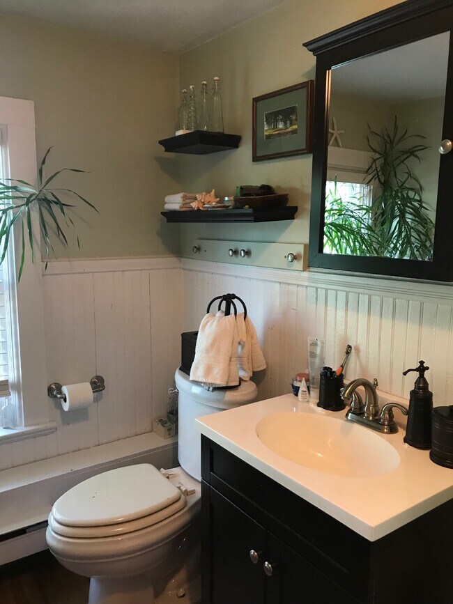 Building Photo - 24 Walnut St