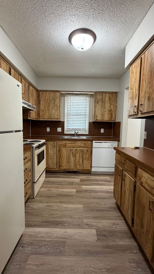 Building Photo - New on the Market-2 bedroom apartment-Maumee schools