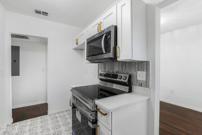 Building Photo - 5246 Sunderland Rd